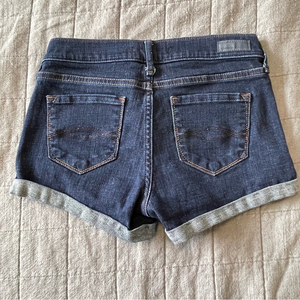 Abercrombie and Fitch Mid Rise Dark Wash Short size 24​​​​​​​ - Picture 2 of 3